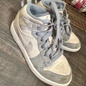 Nike Kids Sneakers in Gray and Cream